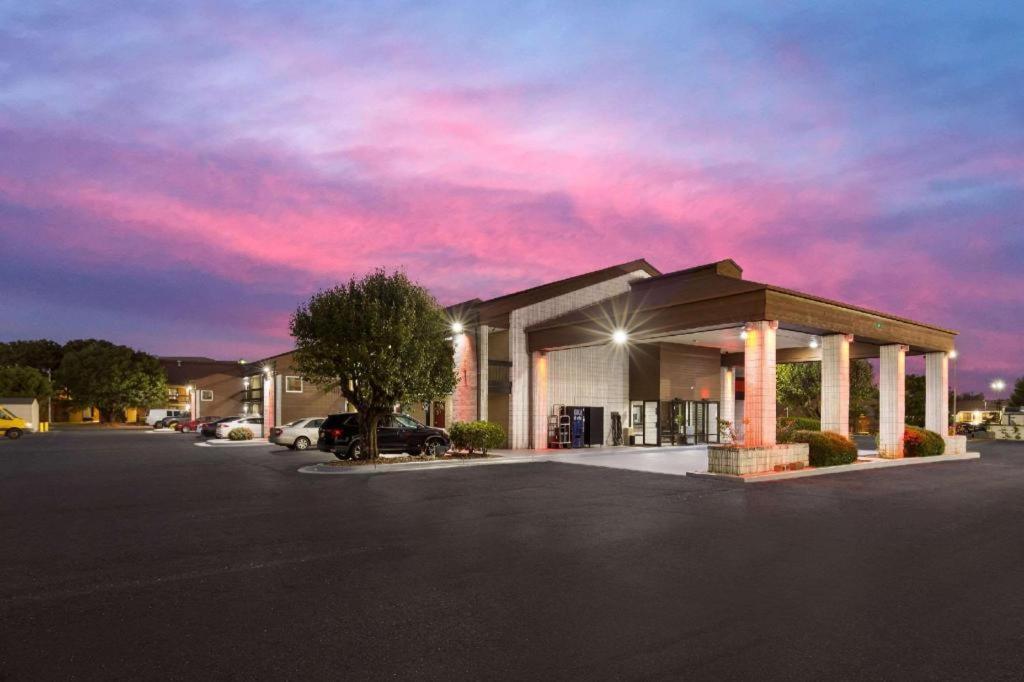 Econo Lodge Мадисън Екстериор снимка